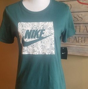 womens the nike tee